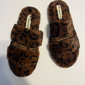 New Nwot FABLETICS Snug Strap Slippers 10 Fuzzy Brown Black Leopard Print Animal
